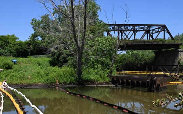 Coast Guard Great Lakes District Commander visits Kingsbury Run response in Cleveland