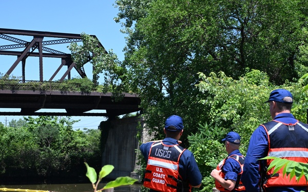 Coast Guard Great Lakes District Commander visits Kingsbury Run response in Cleveland