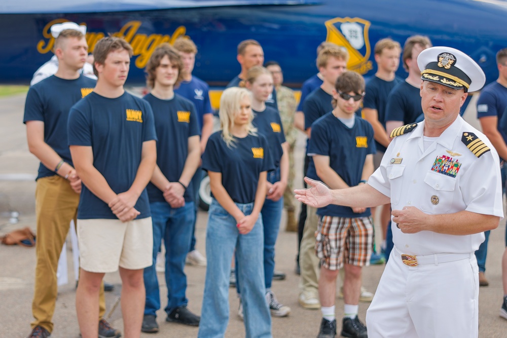 USS Ronald Reagan Commanding Officer Swears In New Recruits During Duluth Navy Week
