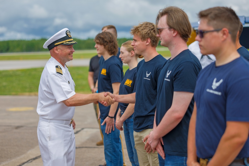 USS Ronald Reagan Commanding Officer Swears In New Recruits During Duluth Navy Week