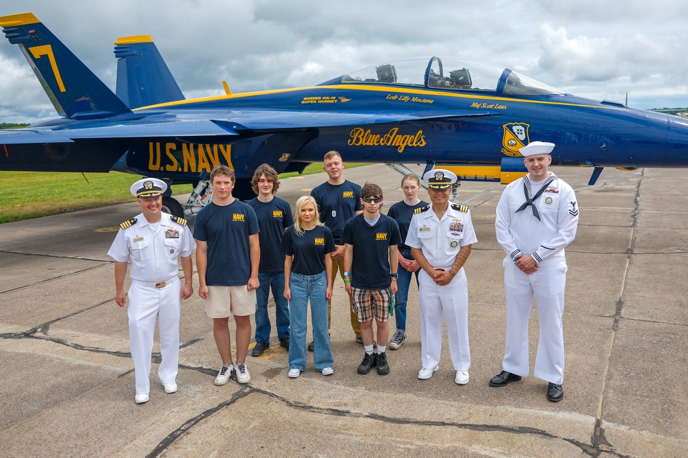 USS Ronald Reagan Commanding Officer Swears In New Recruits During Duluth Navy Week