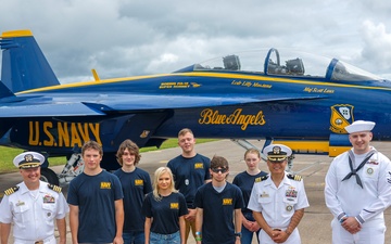 USS Ronald Reagan Commanding Officer Swears In New Recruits During Duluth Navy Week