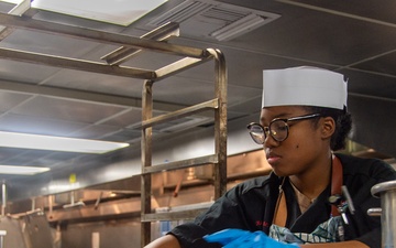 Ronald Reagan Sailors Prepare Lunch