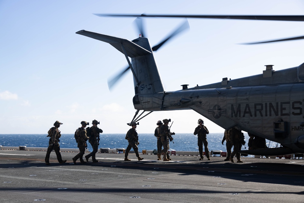 31st MEU | VMM 265 and VMFA 242 conduct flight operations