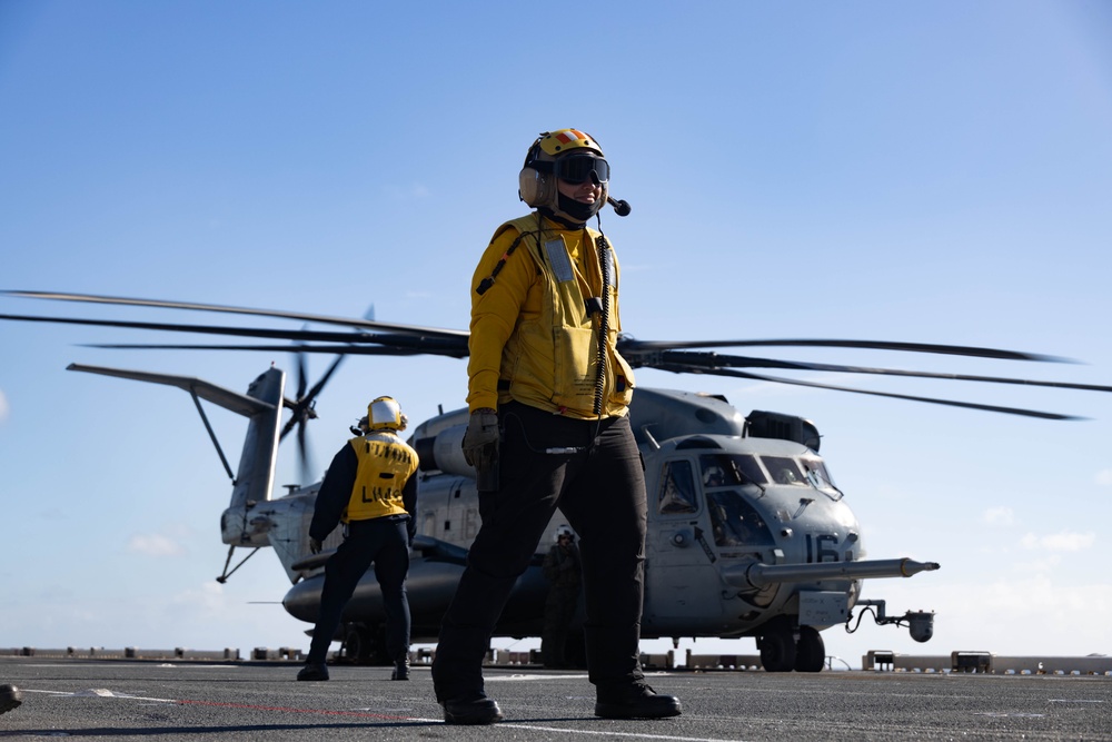 31st MEU | VMM 265 and VMFA 242 conduct flight operations