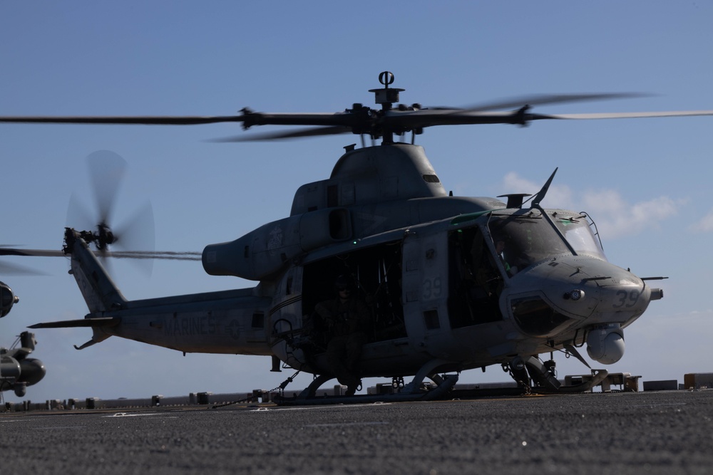 31st MEU | VMM 265 and VMFA 242 conduct flight operations