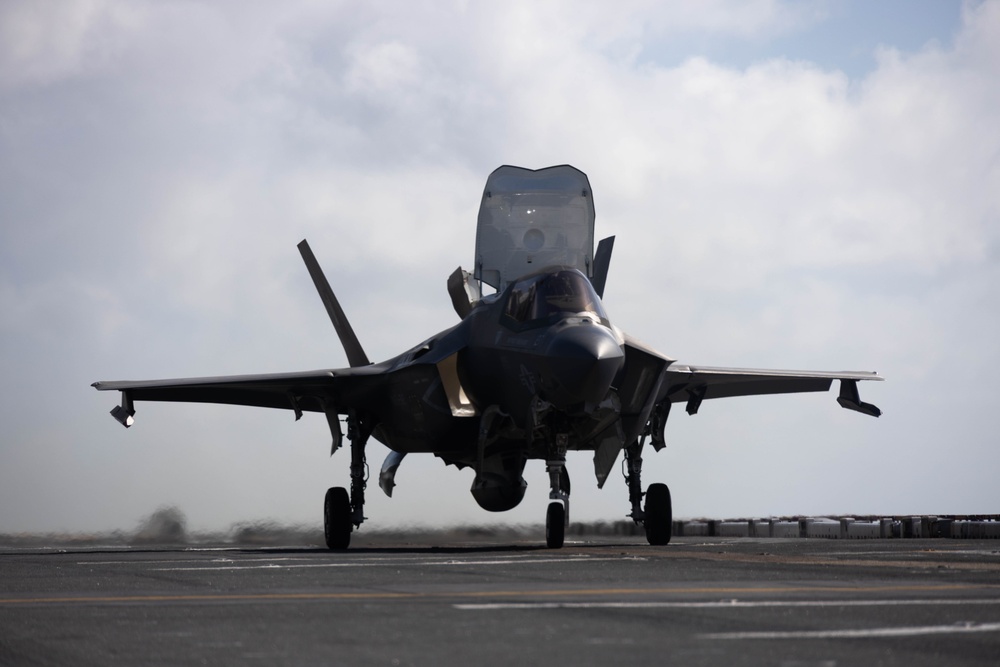 31st MEU | VMM 265 and VMFA 242 conduct flight operations