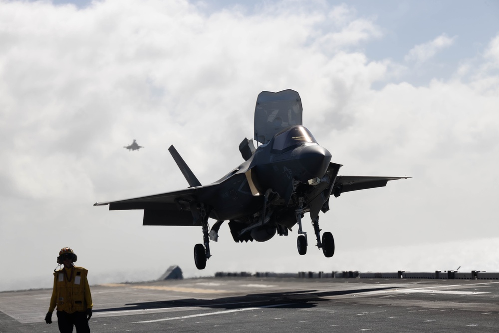 31st MEU | VMM 265 and VMFA 242 conduct flight operations