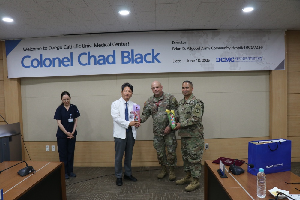65th Medical Brigade Command team and 549th Hospital Center Command team visit to the Daegu Catholic University Medical Center.