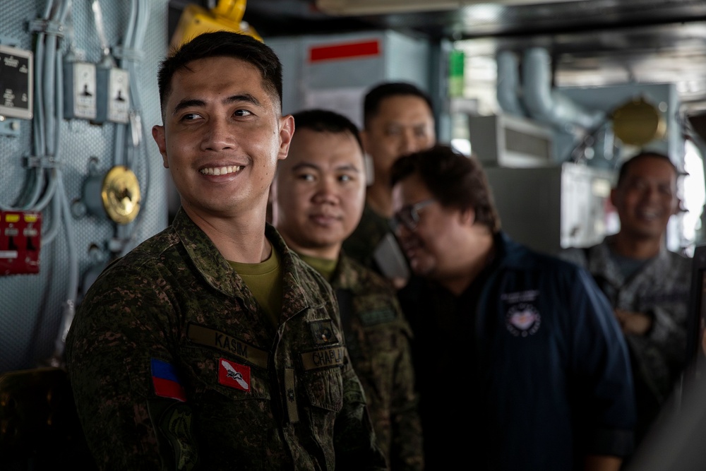 USS George Washington Hosts Members of the Armed Forces of the Philippines Chaplain Service