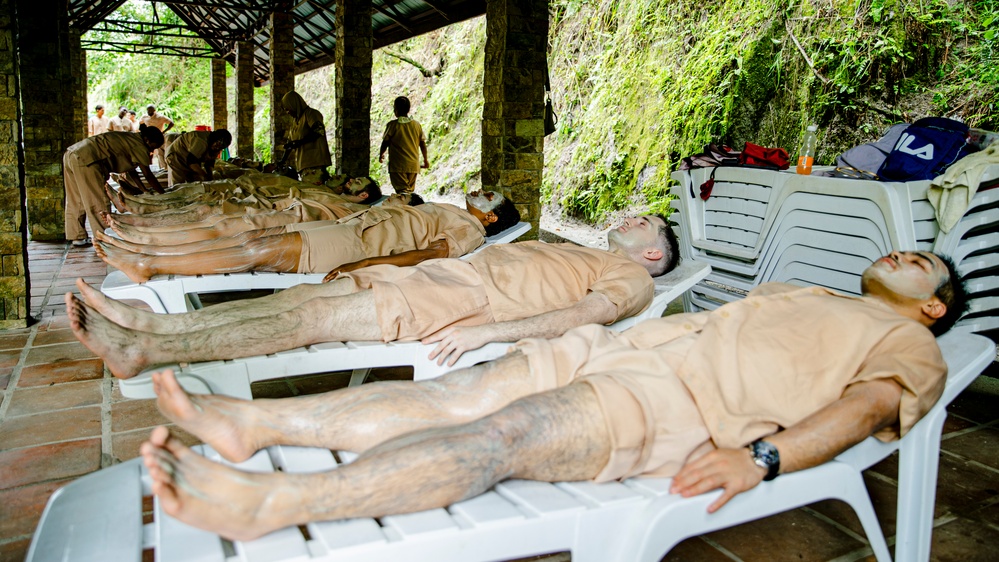 George Washington Sailors Participate in MWR Tour