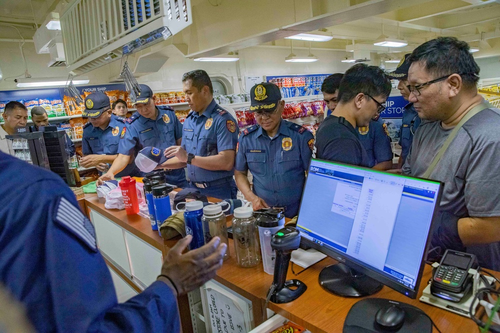 George Washington Hosts Tour for Philippine Police, NCIS Agents