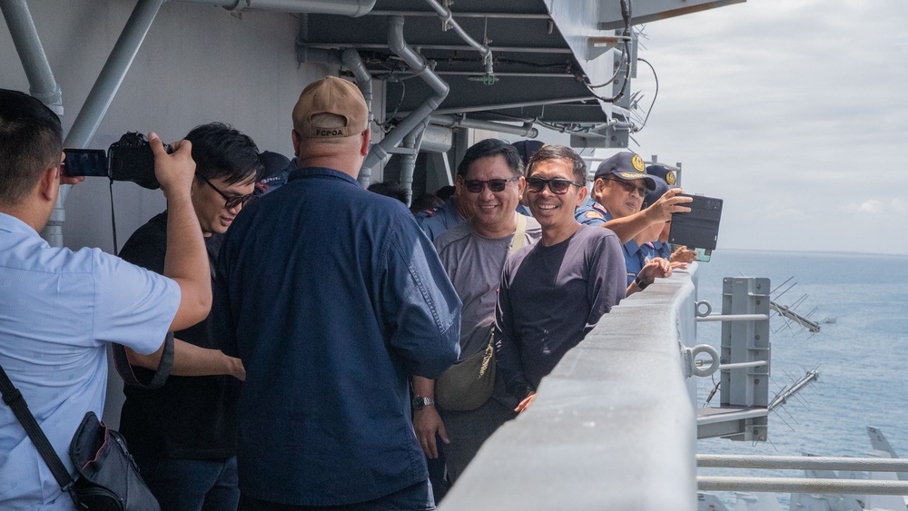 George Washington Hosts Tour for Philippine Police, NCIS Agents