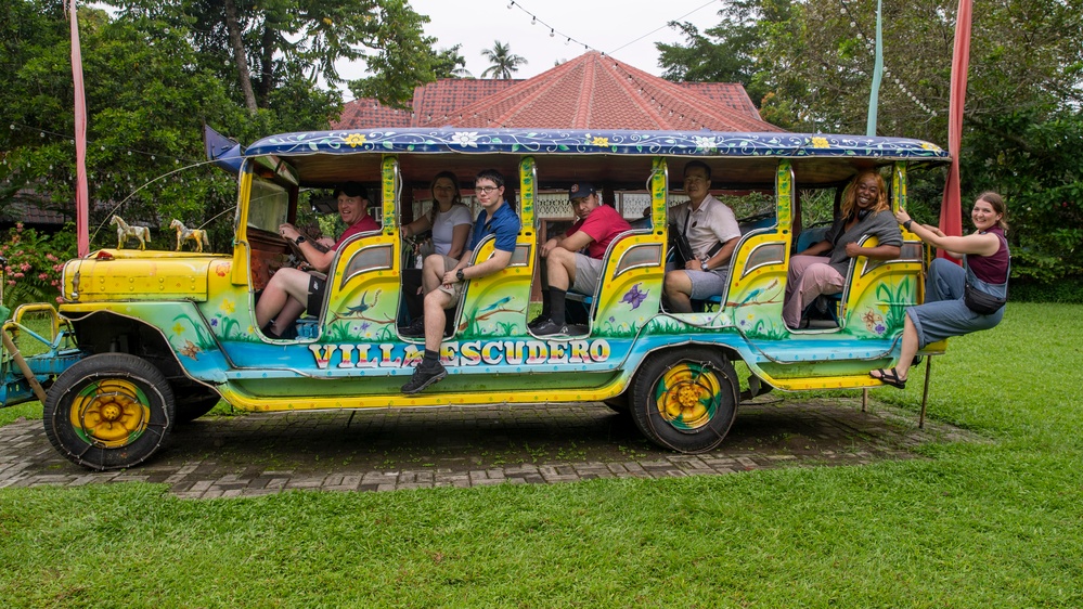 George Washington Sailors Participate in Manila MWR Tour