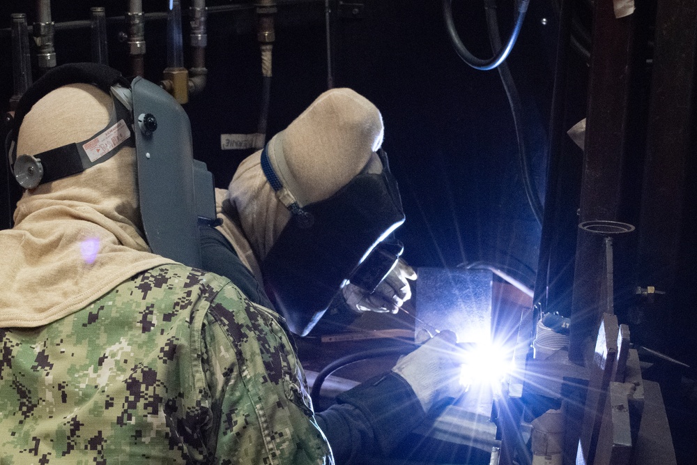 PHNSY Commander Visits PHNSY Welding School