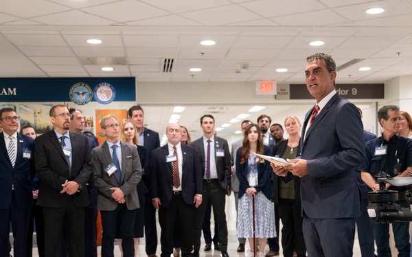 USD(R&amp;E) Attends DoD ManTech Exhibition