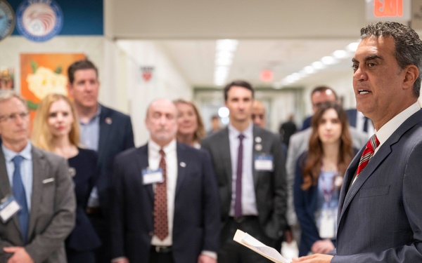 USD(R&amp;E) Attends DoD ManTech Exhibition