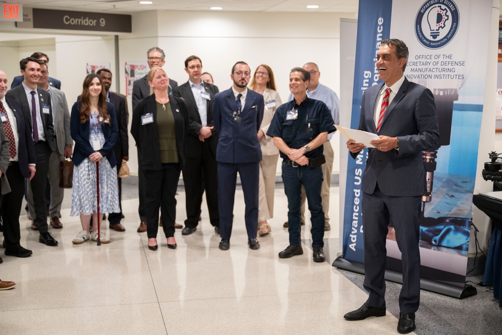 USD(R&amp;E) Attends DoD ManTech Exhibition