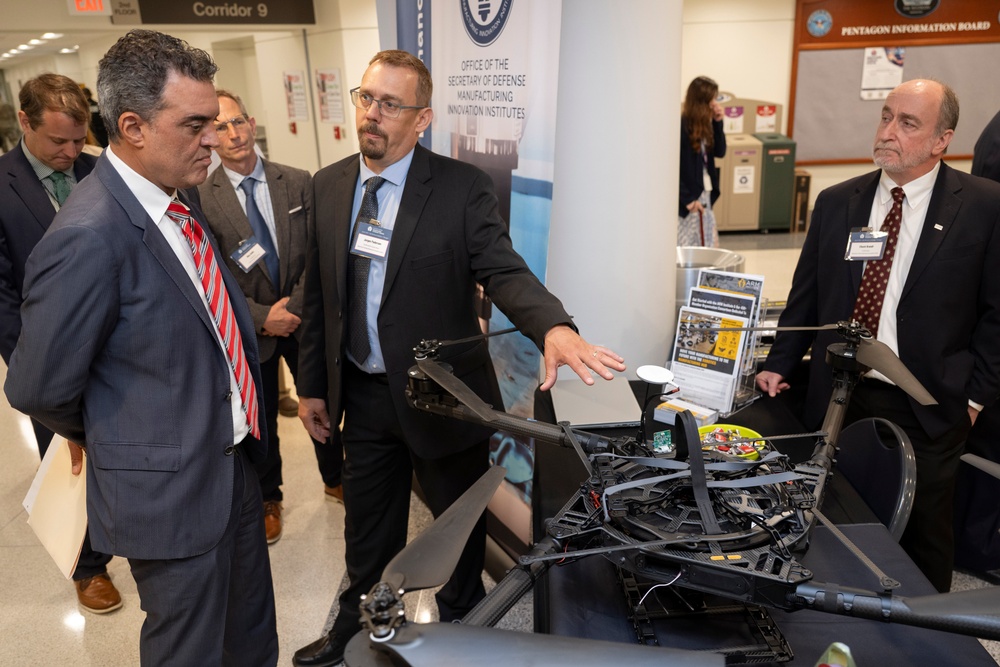 USD(R&amp;E) Attends DoD ManTech Exhibition