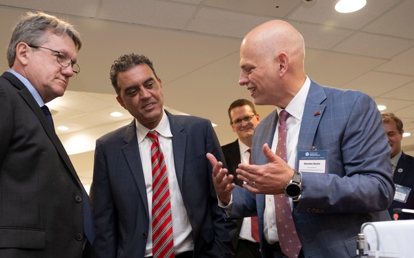 USD(R&amp;E) Attends DoD ManTech Exhibition