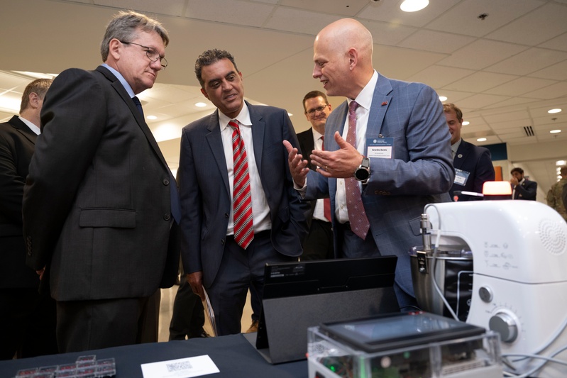 USD(R&amp;E) Attends DoD ManTech Exhibition