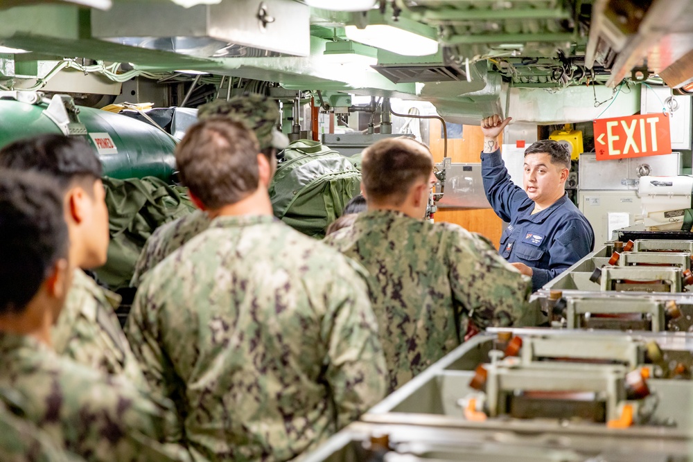 U.S. Navy Midshipmen Tour USS Alexandria (SSN 757)