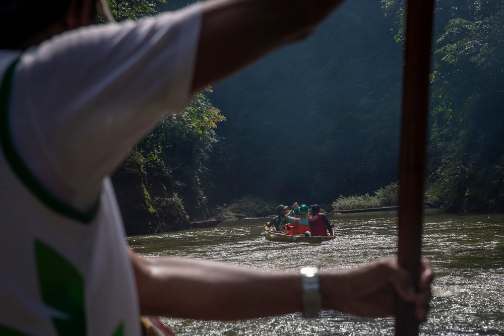George Washington Sailors Participate in Manila MWR Tour