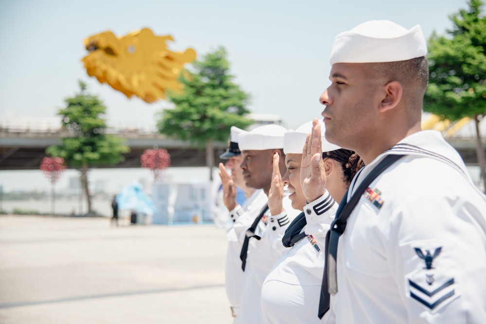 U.S. 7th Fleet Band members reenlist in Da Nang