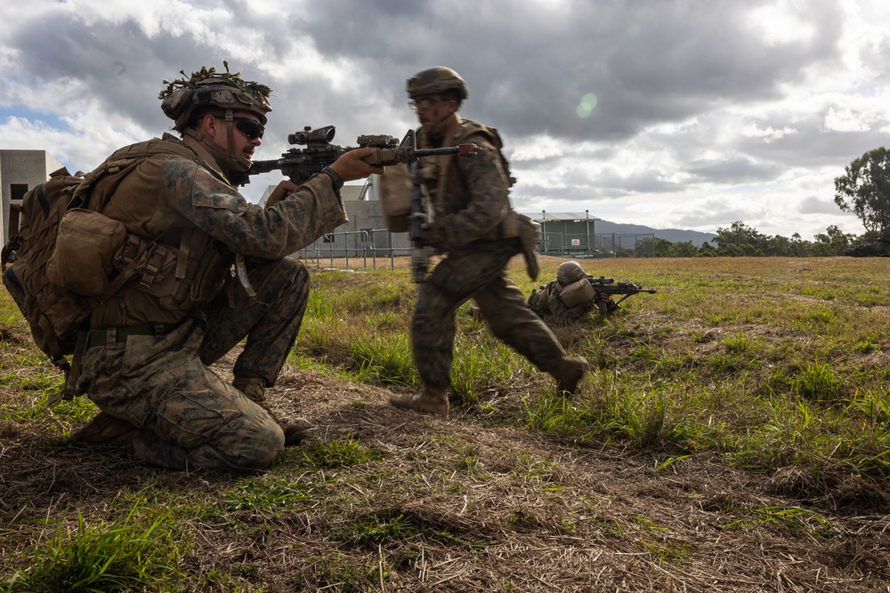 31st MEU | LAR conducts a force on force