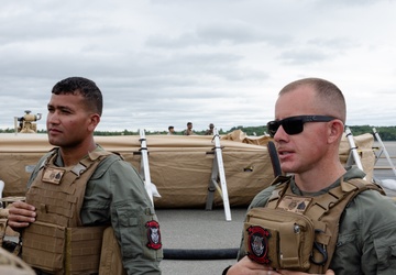 U.S. Marines with MWSS-273 refuel CH-53E Super Stallions with HMH-464