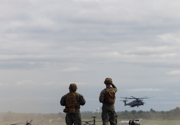 U.S. Marines with MWSS-273 refuel CH-53E Super Stallions with HMH-464