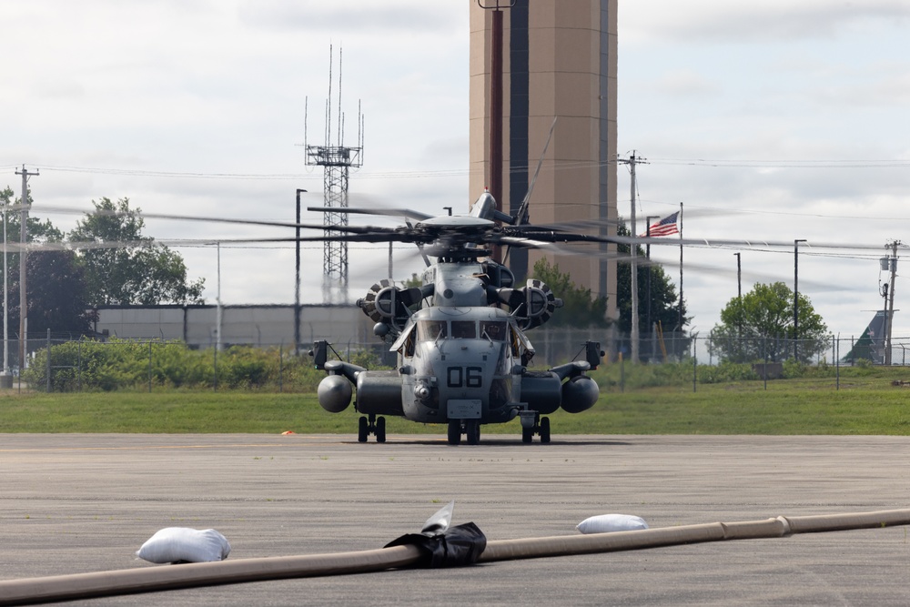 U.S. Marines with MWSS-273 refuel CH-53E Super Stallions with HMH-464