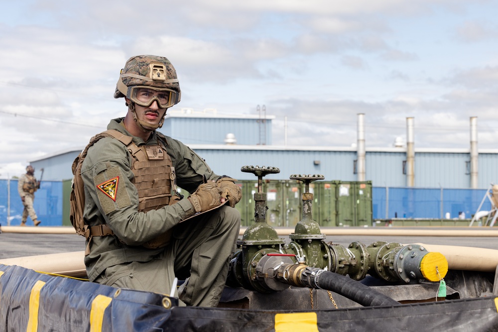 U.S. Marines with MWSS-273 refuel CH-53E Super Stallions with HMH-464