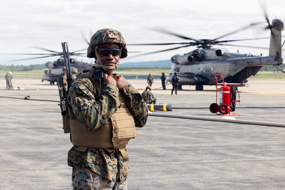 U.S. Marines with MWSS-273 refuel CH-53E Super Stallions with HMH-464