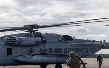 U.S. Marines with MWSS-273 refuel CH-53E Super Stallions with HMH-464