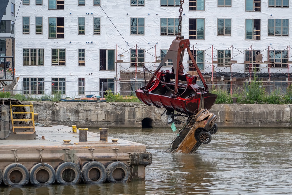 The Buffalo District Coordinates Vehicle Removal from the Cuyahoga River