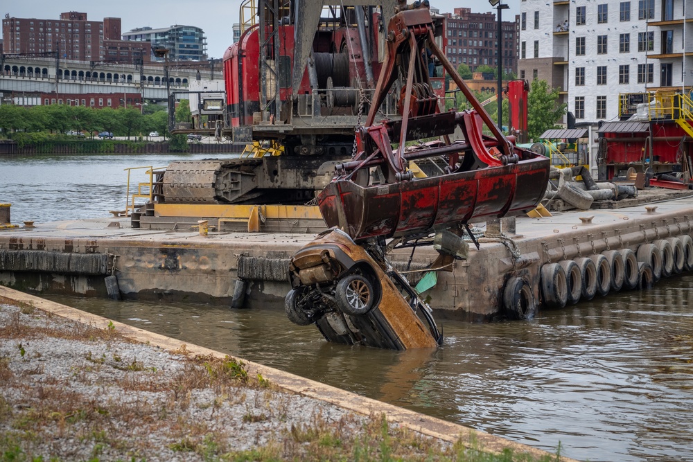 The Buffalo District Coordinates Vehicle Removal from the Cuyahoga River