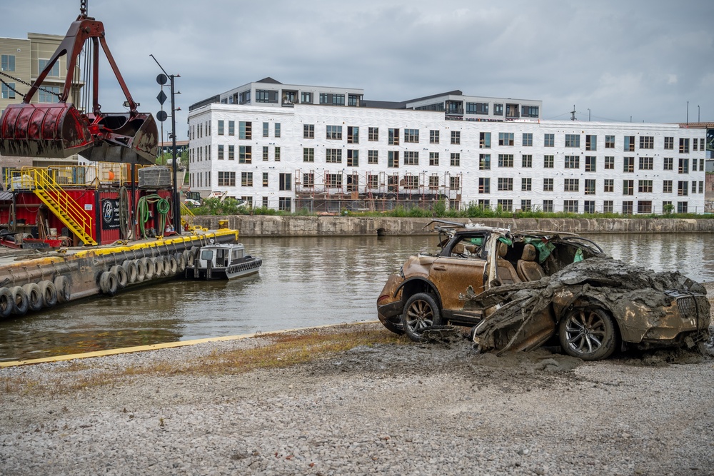 The Buffalo District Coordinates Vehicle Removal from the Cuyahoga River