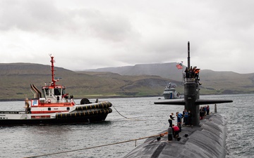 USS Newport News (SSN 750) Pulls in to Iceland