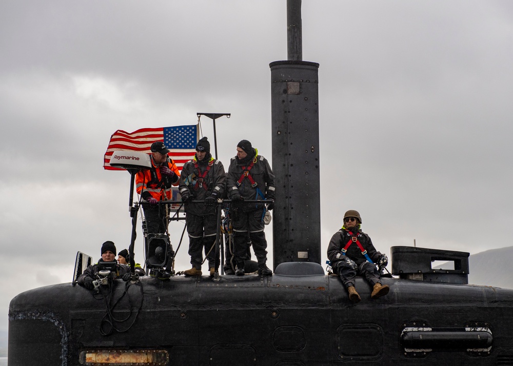 USS Newport News (SSN 750) Pulls in to Iceland