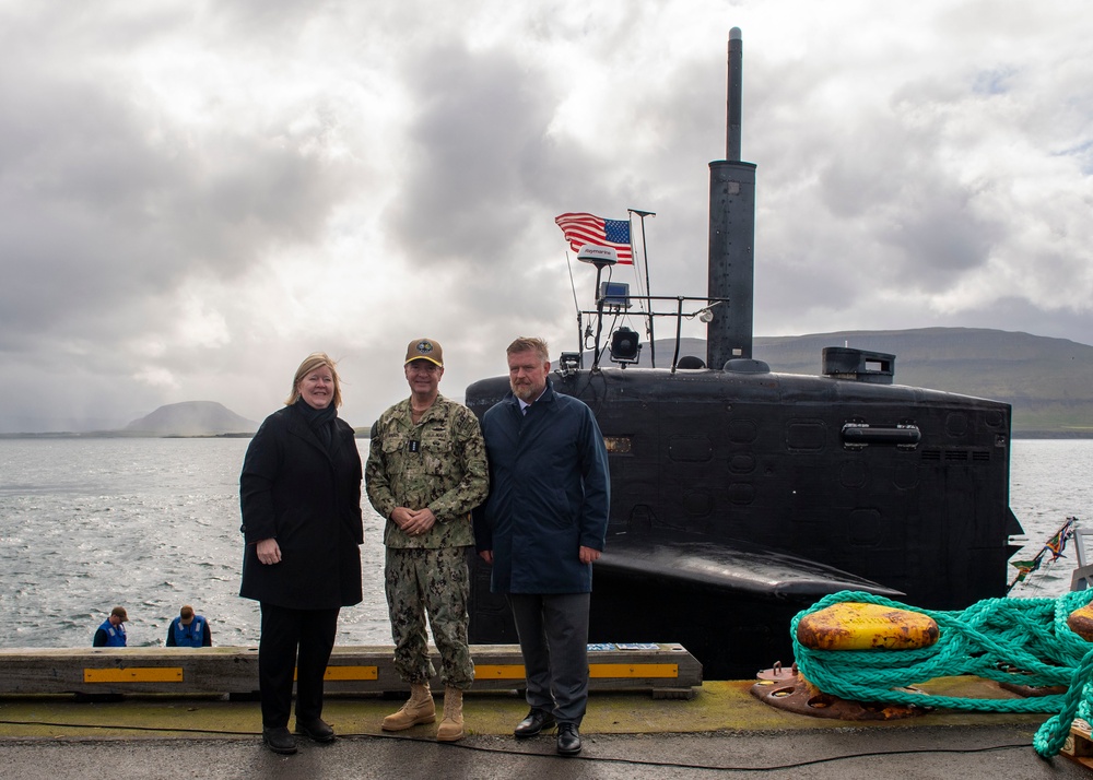 USS Newport News (SSN 750) Pulls in to Iceland