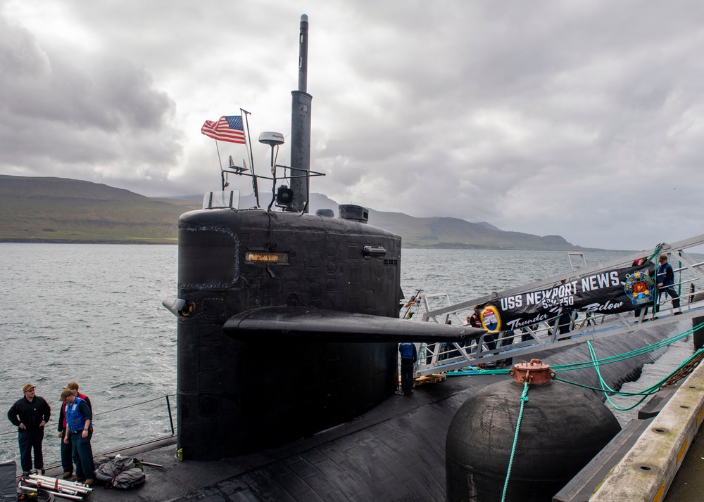 USS Newport News (SSN 750) Pulls in to Iceland