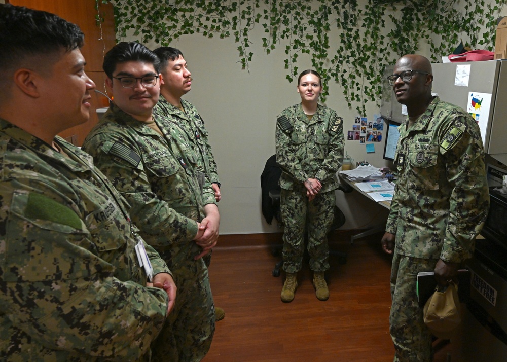 U.S. Pacific Fleet Master Chief Don Davis visits Naval Medical Center San Diego, Naval Training Center, Health Clinic