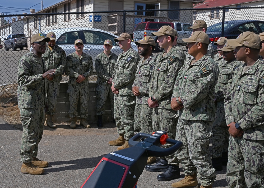 U.S. Pacific Fleet Master Chief Don Davis visits Unmanned Surface Vessel Squadron 3 in San Diego