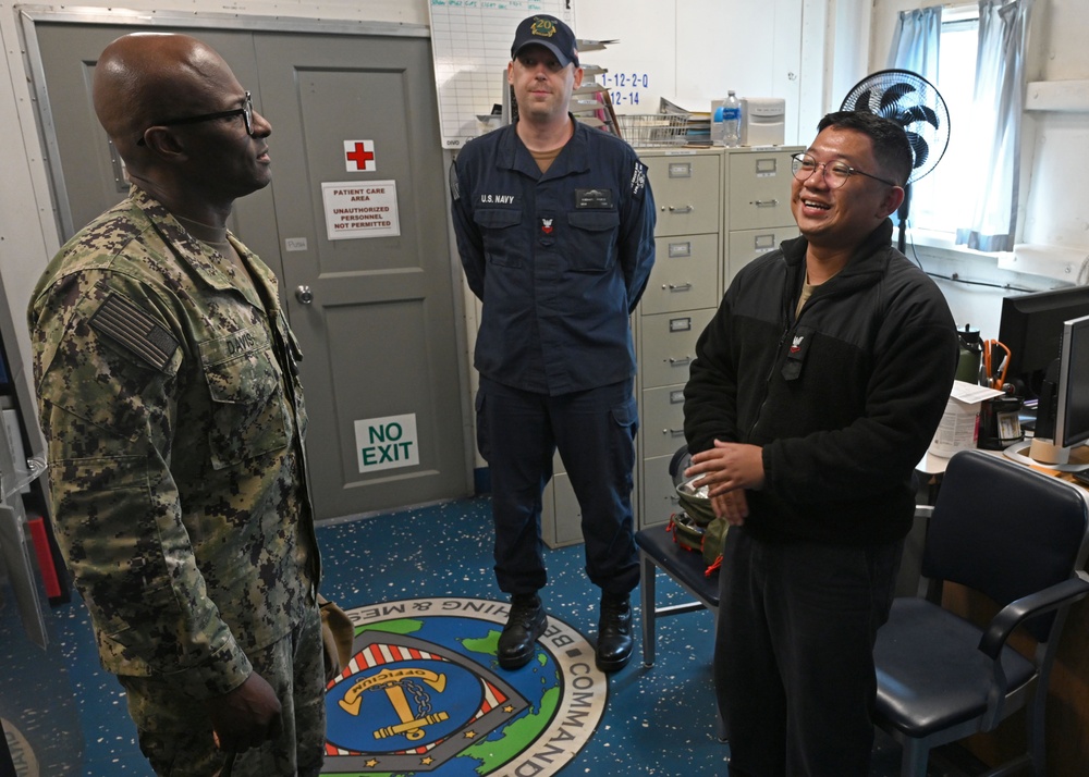 U.S. Pacific Fleet Master Chief Don Davis visits USS Green Bay