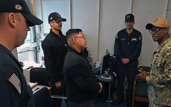 U.S. Pacific Fleet Master Chief Don Davis visits USS Green Bay