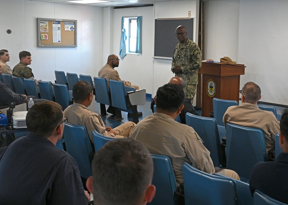 U.S. Pacific Fleet Master Chief Don Davis visits USS Green Bay