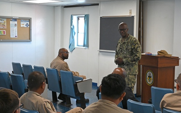 U.S. Pacific Fleet Master Chief Don Davis visits USS Green Bay