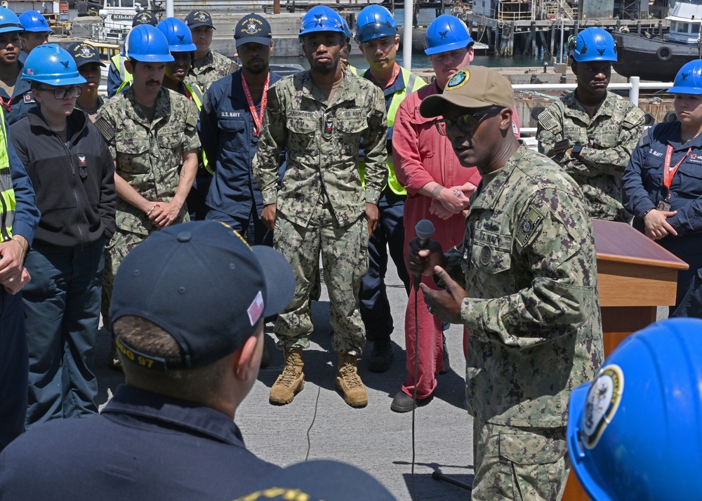 U.S. Pacific Fleet Master Chief Don Davis visits USS Halsey