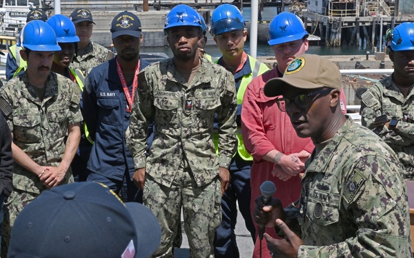 U.S. Pacific Fleet Master Chief Don Davis visits USS Halsey